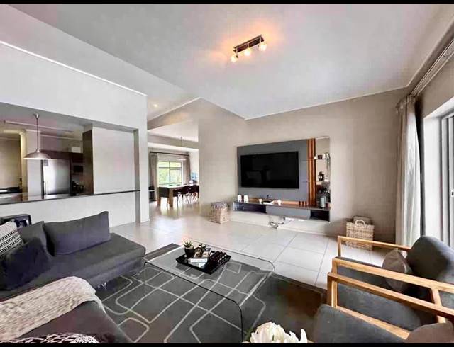 3 BEDROOM APARTMENT FOR SALE IN OAKLANDS